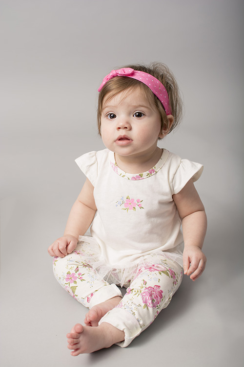 Portrait photographe professionnel bébé 4-9 mois bébé assis